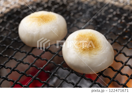 香ばしく焼き上げた丸餅の焼き餅 122471671