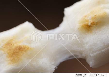 伸びる焼き餅のクローズアップ 伸びる焼き餅のクローズアップ 122471672