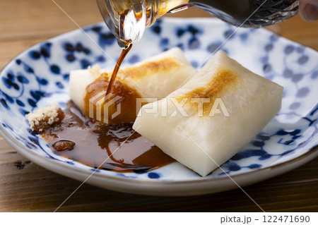 焼き餅に砂糖醤油をかける 122471690
