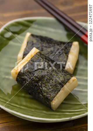 皿に盛られた磯部焼き 122471697