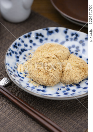 皿に盛られたきなこ餅のクローズアップ 122471700