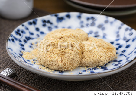 皿に盛られたきなこ餅のクローズアップ 皿に盛られたきなこ餅のクローズアップ 122471703