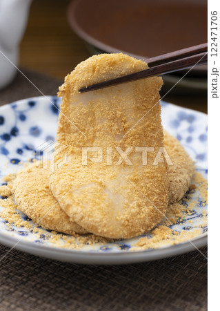 箸で持ち上げたきなこ餅のクローズアップ 箸で持ち上げたきなこ餅のクローズアップ 122471706