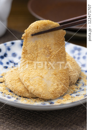 箸で持ち上げたきなこ餅のクローズアップ 122471707