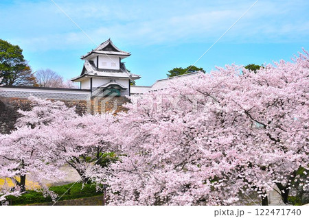 春の金沢城 122471740