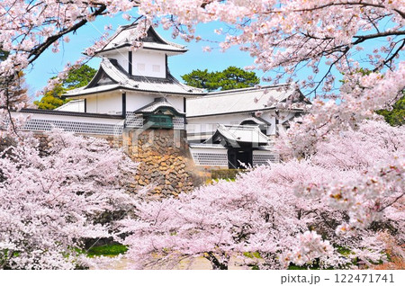 春の金沢城 122471741