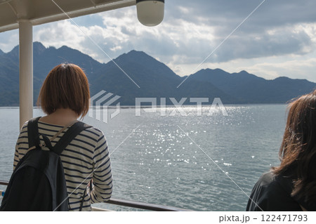 【宮島口JR西日本宮島フェリー　乗船シーン】 122471793