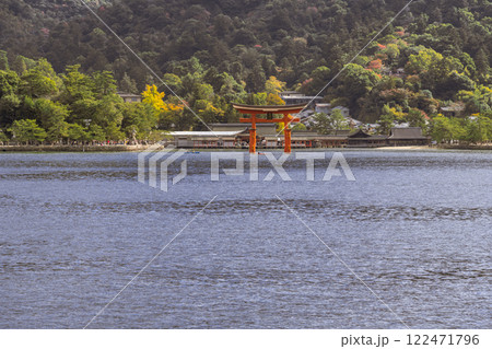 【広島宮島　宮島口JR西日本宮島フェリーからの大鳥居】 122471796