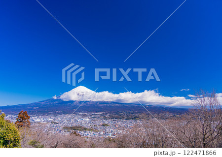 【静岡県】白尾山公園から眺める富士宮市の街並みと富士山 122471866