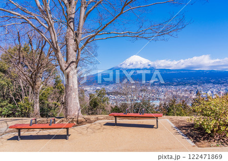 【静岡県】白尾山公園から眺める富士宮市の街並みと富士山 122471869