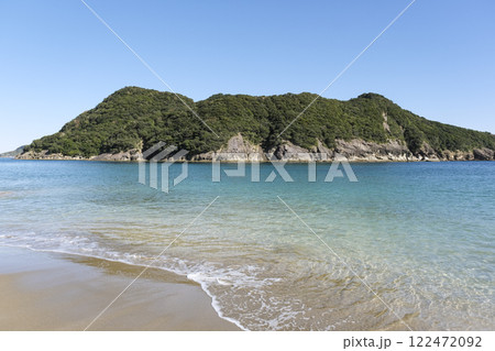 野生の猿が生息する日南海岸の幸島 野生の猿が生息する日南海岸の幸島 122472092