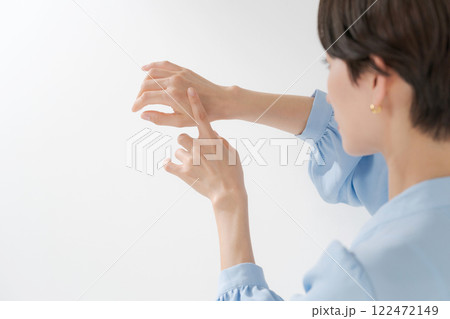 手の荒れを気にする女性 122472149