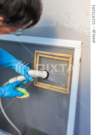 網戸を洗う男性 DIY 大掃除 網戸を洗う男性 DIY 大掃除 122472201