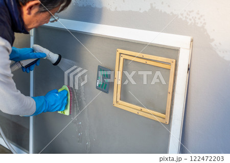 網戸を洗う男性　DIY　大掃除 122472203