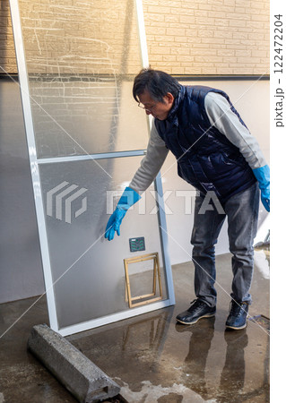 網戸を洗う男性　DIY　大掃除 122472204