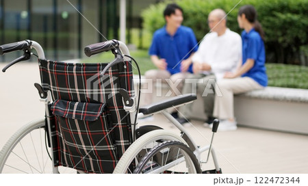 会話をする高齢者と介護士 会話をする高齢者と介護士 122472344