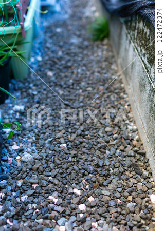 砂利を敷く　園芸　ガーデニング 122472374
