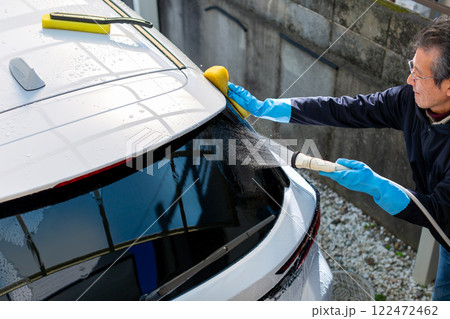 自宅駐車場で洗車をする男性 122472462