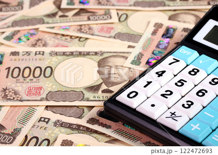 たくさんの1万円札と計算機 122472693