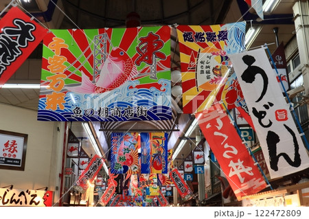 大漁旗が立ち並ぶアーケード商店街(兵庫県明石市魚の棚商店街) 大漁旗が立ち並ぶアーケード商店街(兵庫県明石市魚の棚商店街) 122472809