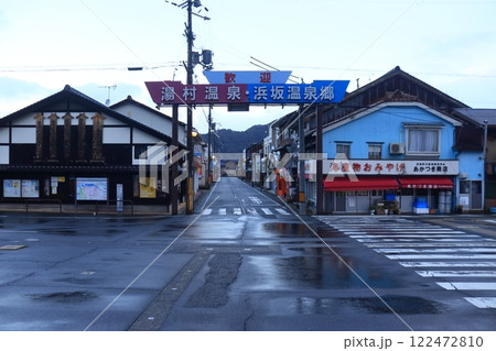 浜坂駅を出た前にある湯村温泉・浜坂温泉郷の早朝風景（兵庫県新温泉町） 122472810