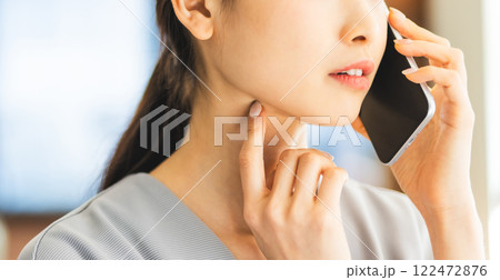 スマホで電話する女性 122472876