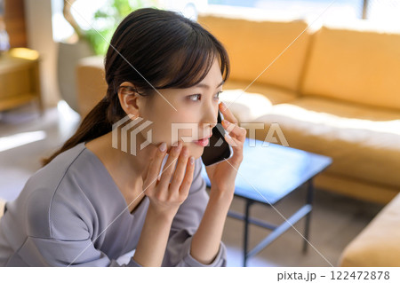 考えている女性のポートレート 122472878