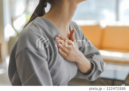 苦しい女性のポーズ 苦しい女性のポーズ 122472886