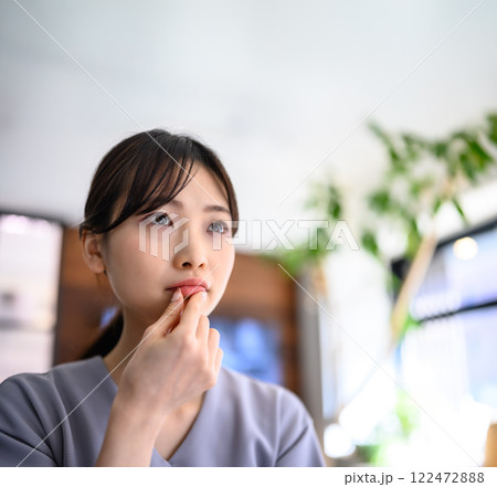 考えている女性のポートレート 考えている女性のポートレート 122472888