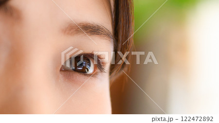 目/若い女性のアップ 目/若い女性のアップ 122472892