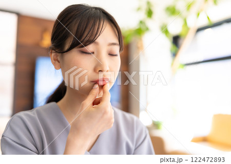 悩む女性 悩む女性 122472893