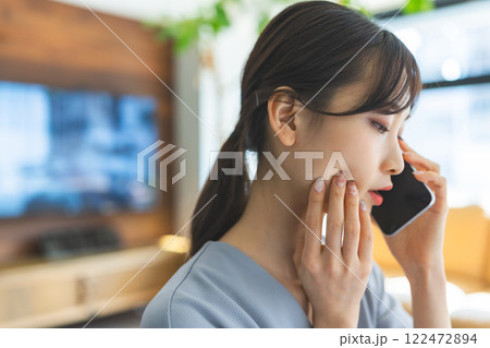 スマホで通話する女性 スマホで通話する女性 122472894