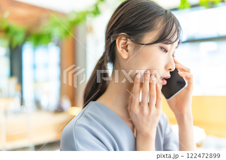 スマホで通話する女性 122472899