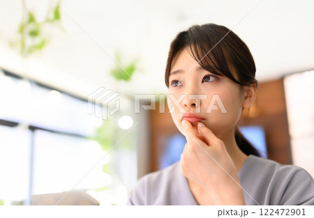 考えている女性のポートレート 122472901