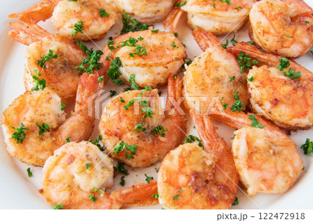 白い皿に盛ったガーリックシュリンプ 122472918