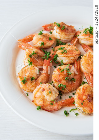 白い皿に盛ったガーリックシュリンプ 白い皿に盛ったガーリックシュリンプ 122472919