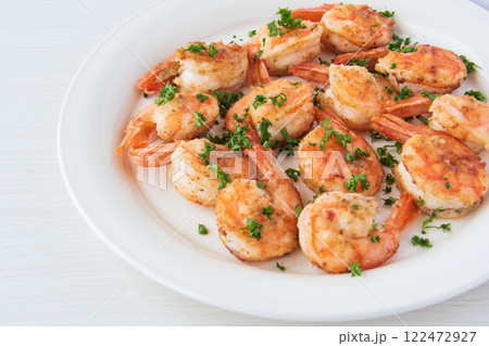 白い皿に盛ったガーリックシュリンプ 白い皿に盛ったガーリックシュリンプ 122472927