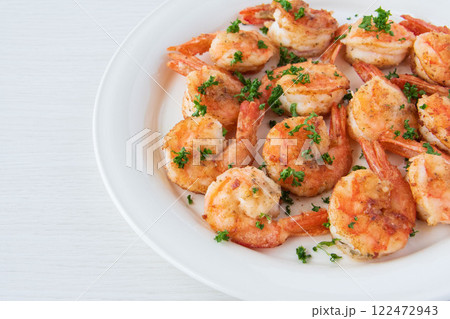 白い皿に盛ったガーリックシュリンプ 122472943