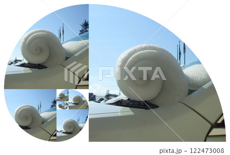 半径をフィボナッチ数列の倍数に調節した扇形の雪まくり画像を大きさの順で螺旋状に並べて合体させた組写真 122473008