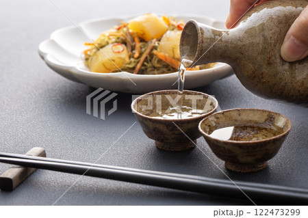 日本酒を注ぐ、晩酌、松前漬け 日本酒を注ぐ、晩酌、松前漬け 122473299