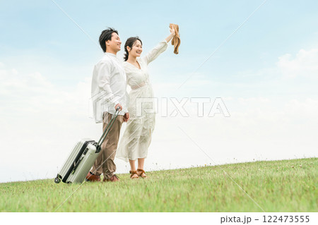 夏の旅行・ハネムーン・新婚旅行に出かける男女のカップル・夫婦 夏の旅行・ハネムーン・新婚旅行に出かける男女のカップル・夫婦 122473555
