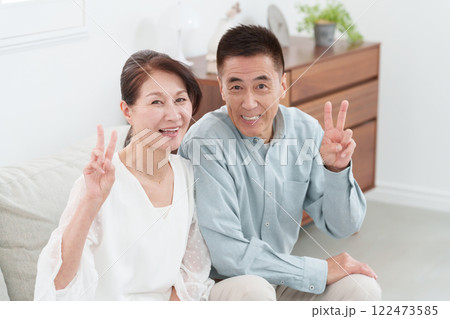 ピースサインをするシニア夫婦 122473585