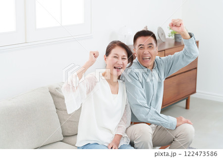 ガッツポーズをするシニア夫婦 ガッツポーズをするシニア夫婦 122473586