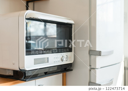 キッチンにある電子レンジ 122473714