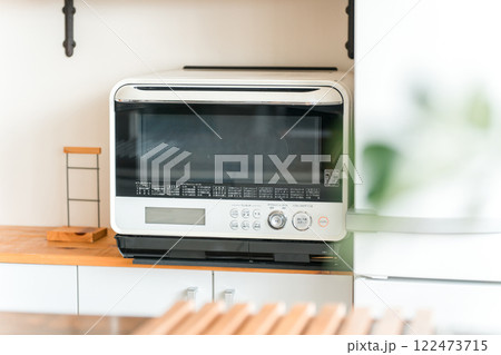 キッチンにある電子レンジ キッチンにある電子レンジ 122473715