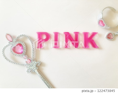 PINKの文字とアクセサリーのおもちゃ 122473845
