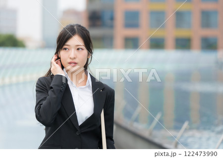 スーツを着たビジネスウーマン 新人 名古屋 栄 OASIS21 水の宇宙船にて スーツを着たビジネスウーマン 新人 名古屋 栄 OASIS21 水の宇宙船にて 122473990