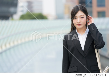 スーツを着たビジネスウーマン 新人　名古屋 栄 OASIS21 水の宇宙船にて 122473991