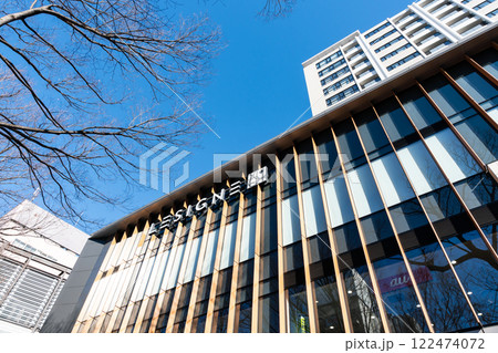 武蔵府中ル・シーニュ（武蔵府中LE SIGNE）を見上げる　冬晴れの青空　東京都府中市宮町 122474072