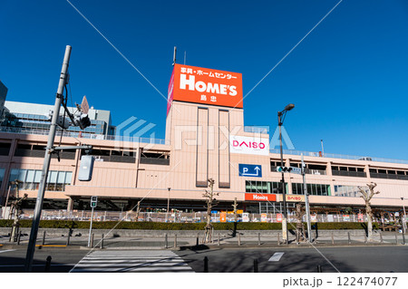 島忠ホームズ府中店　冬晴れの青空　東京都府中市日鋼町 122474077